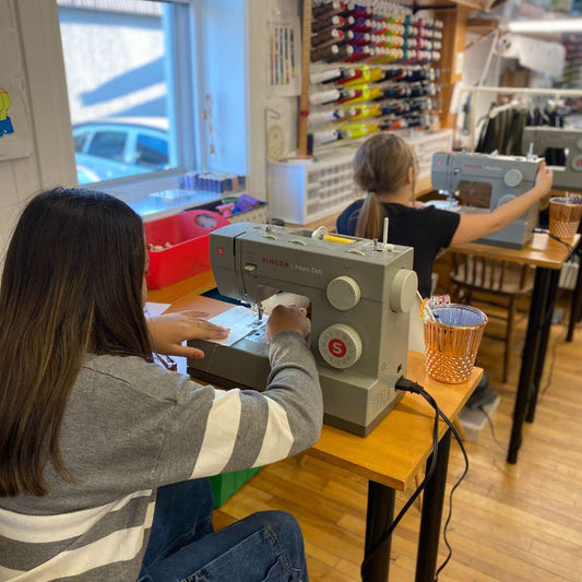 Apprendre à coudre dès 8 ans : un cours créatif et pratique pour vos enfants